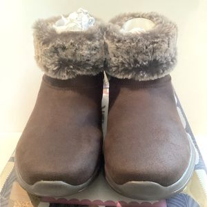 Women’s NIB Skechers Go Walk Boots/with air cooled GOGA mat
